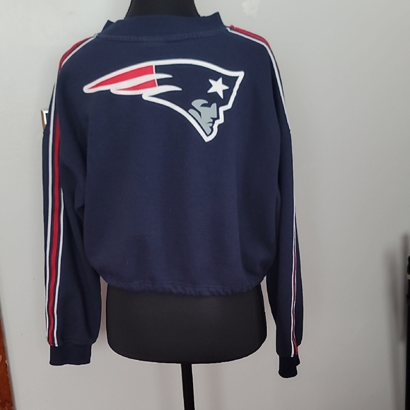 NFL Patriots Women's Navy and White Crew Neck Cropped Sweatshirt - Picture 6 of 10